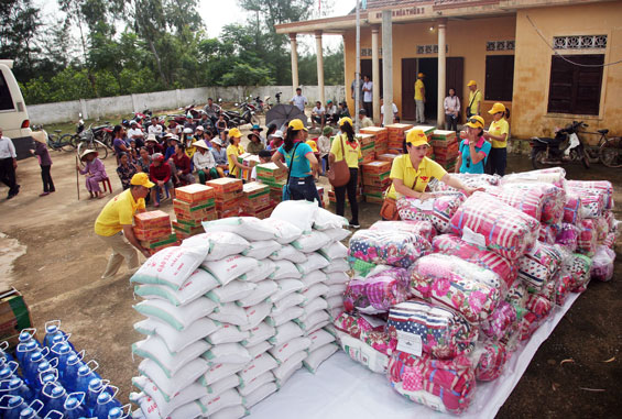 Trao quà quyên góp ủng hộ đồng bào miền Trung 