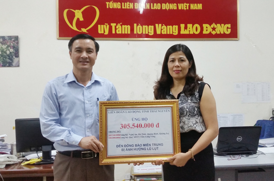 Trao tiền ủng hộ đồng bào miền Trung