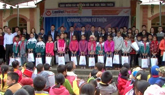 Tặng quà cho các em học sinh có hoàn cảnh khó khăn