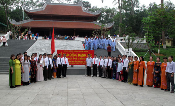 Báo công, biểu dương các tập thể, cá nhân tiêu biểu trong học tập và làm theo tấm gương đạo đức Hồ Chí Minh