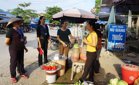 Khi phụ nữ xuống đường đảm bảo trật tự an toàn giao thông