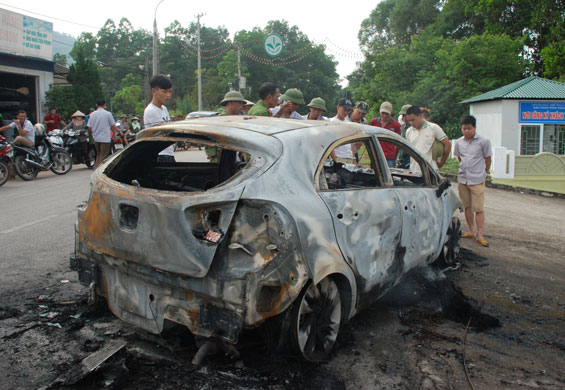 Một xe ô tô con bị cháy rụi