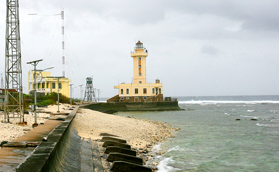 Ngọn hải đăng rực sáng giữa biển khơi