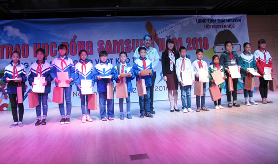 200 học sinh nghèo vượt khó học giỏi được nhận học bổng Sam Sung