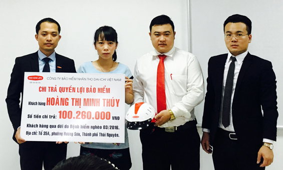 Dai-Ichi-Life chi trả quyền lợi bảo hiểm cho khách hàng 
