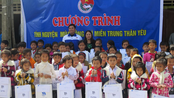 Tặng quà đồng bào miền Trung