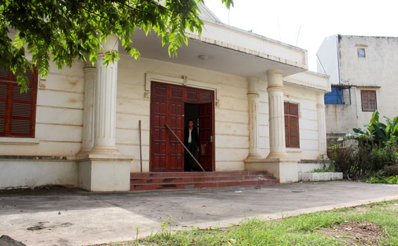 Niêm phong nhà văn hoá rồi… đi họp nhờ