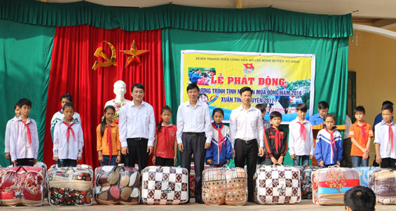 Tặng quà học sinh vùng sâu, xa