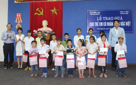 100 triệu đồng tặng trẻ em có hoàn cảnh đặc biệt