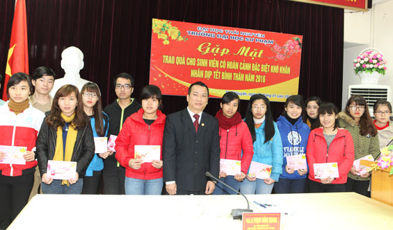 Biểu dương 30 sinh viên vượt khó, học giỏi