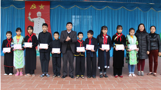 Tặng quà Tết cho đồng bào dân tộc thiểu số nghèo