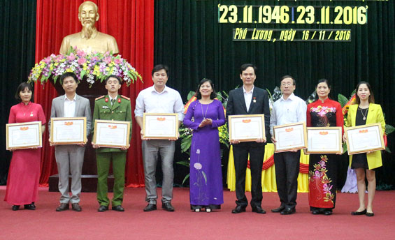 Khen thưởng các cá nhân, tập thể có thành tích trong hoạt động nhân đạo