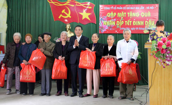 Tặng quà đối tượng chính sách, người cao tuổi