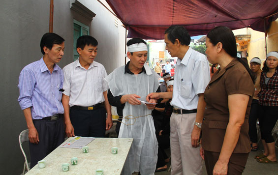 Kịp thời hỗ trợ gia đình nạn nhân bị chém tử vong