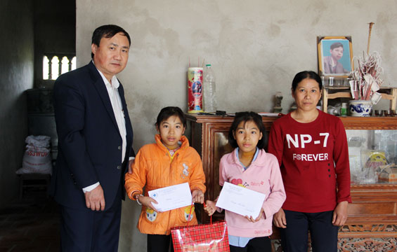 Thăm, tặng quà gia đình có hoàn cảnh khó khăn