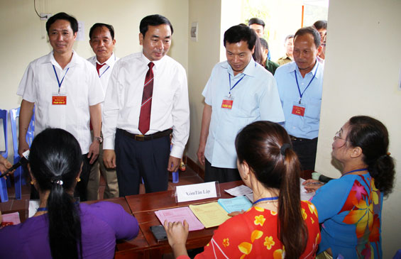 Các đồng chí lãnh đạo tỉnh kiểm tra công tác bầu cử