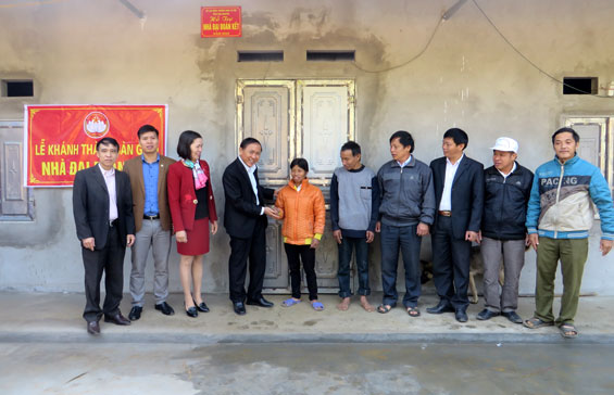 Khánh thành và trao tặng nhà đại đoàn kết cho hộ nghèo