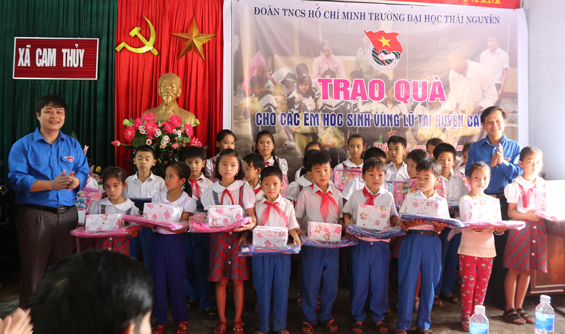 Chia sẻ với đồng bào miền Trung