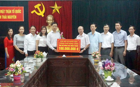 Trao tiền ủng hộ đồng bào miền Trung