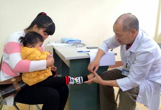 37 trẻ được khám sàng lọc khuyết tật hệ vận động