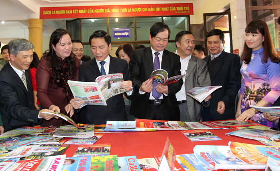 Các đồng chí lãnh đạo tỉnh thăm gian trưng bày các ấn phẩm báo chí Xuân Đinh Dậu 2017.