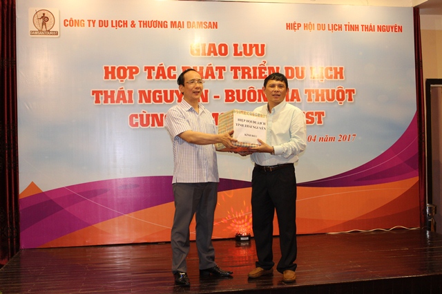 Đoàn Thái Nguyên trao quà tặng là các đặc sản về du lịch cho Phó Chủ tịch UBND tỉnh Đắk Lắk Nguyễn Tuấn Hà.