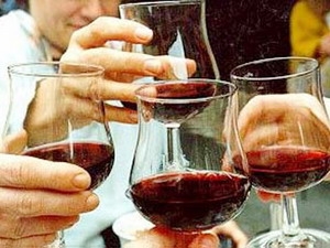 Không nên uống rượu cùng với đồ uống có cafein