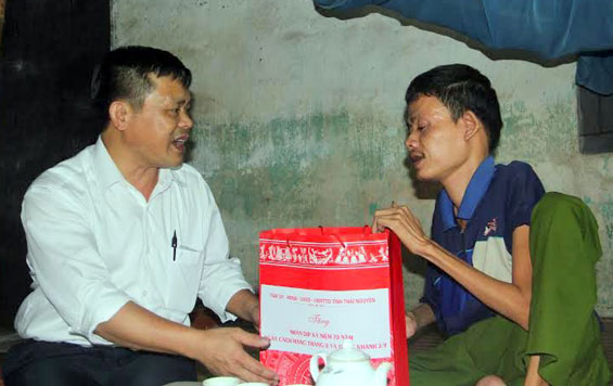 T.P Sông Công: Tặng quà các gia đình chính sách