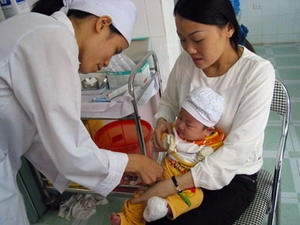 Từ 1/6: Tiêm miễn phí vắcxin “5 trong 1” cho trẻ nhỏ