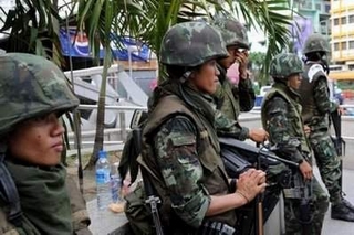 Quân đội Thái Lan bắn cảnh cáo người biểu tình