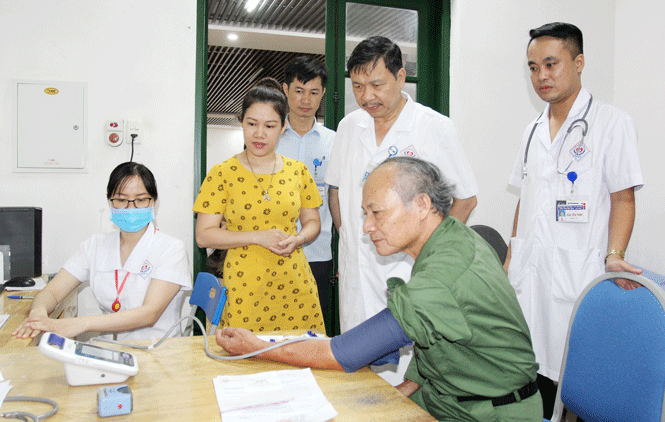 Khám bệnh, cấp phát thuốc miễn phí cho người có công