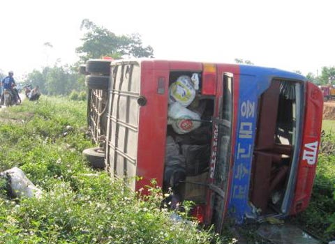 Xe chở hơn 70 người lật nhào tại Thừa Thiên - Huế