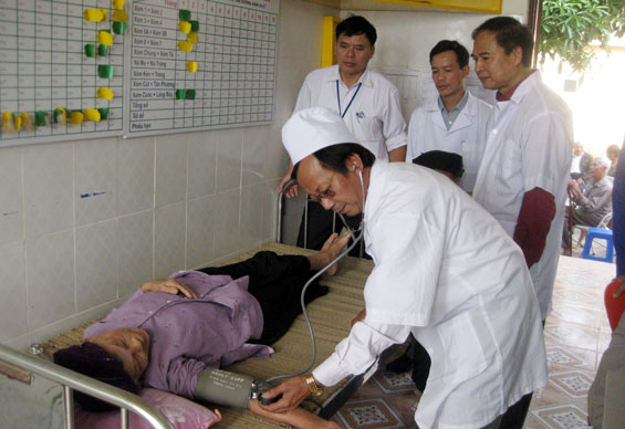 60 người cao tuổi được khám bệnh và cấp thuốc miễn phí