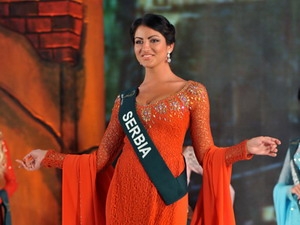 Người đẹp Serbia đoạt giải trang phục Áo dài Việt