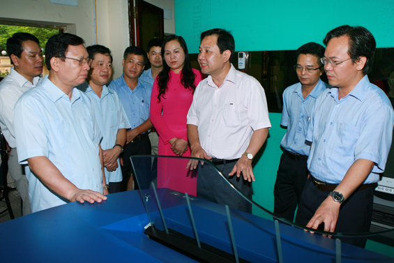 Các đồng chí lãnh đạo tỉnh chúc mừng các nhà báo nhân dịp 21-6