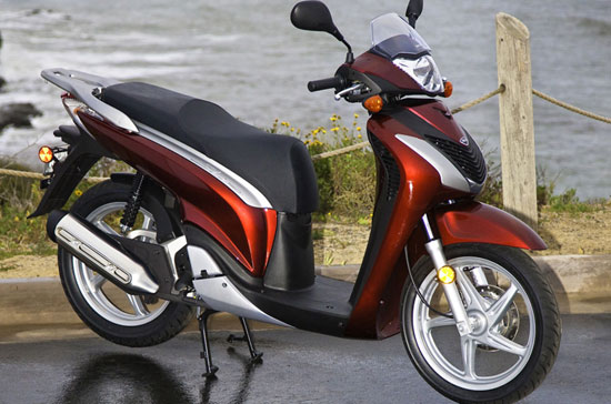 Hàng nghìn xe máy nhập khẩu bị nghi “lách” thuế