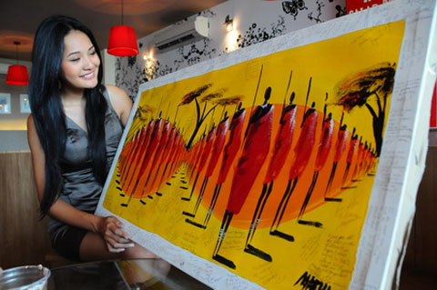 “Người đẹp châu Á” tặng 3.500 USD làm từ thiện