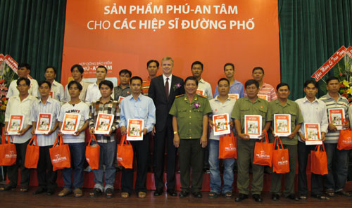 Tặng bảo hiểm cho các Hiệp sĩ đường phố