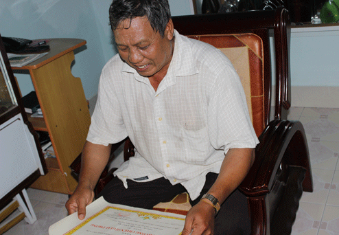 Người cắm lá cờ giải phóng ở trại Davis ngày 30/4/1975