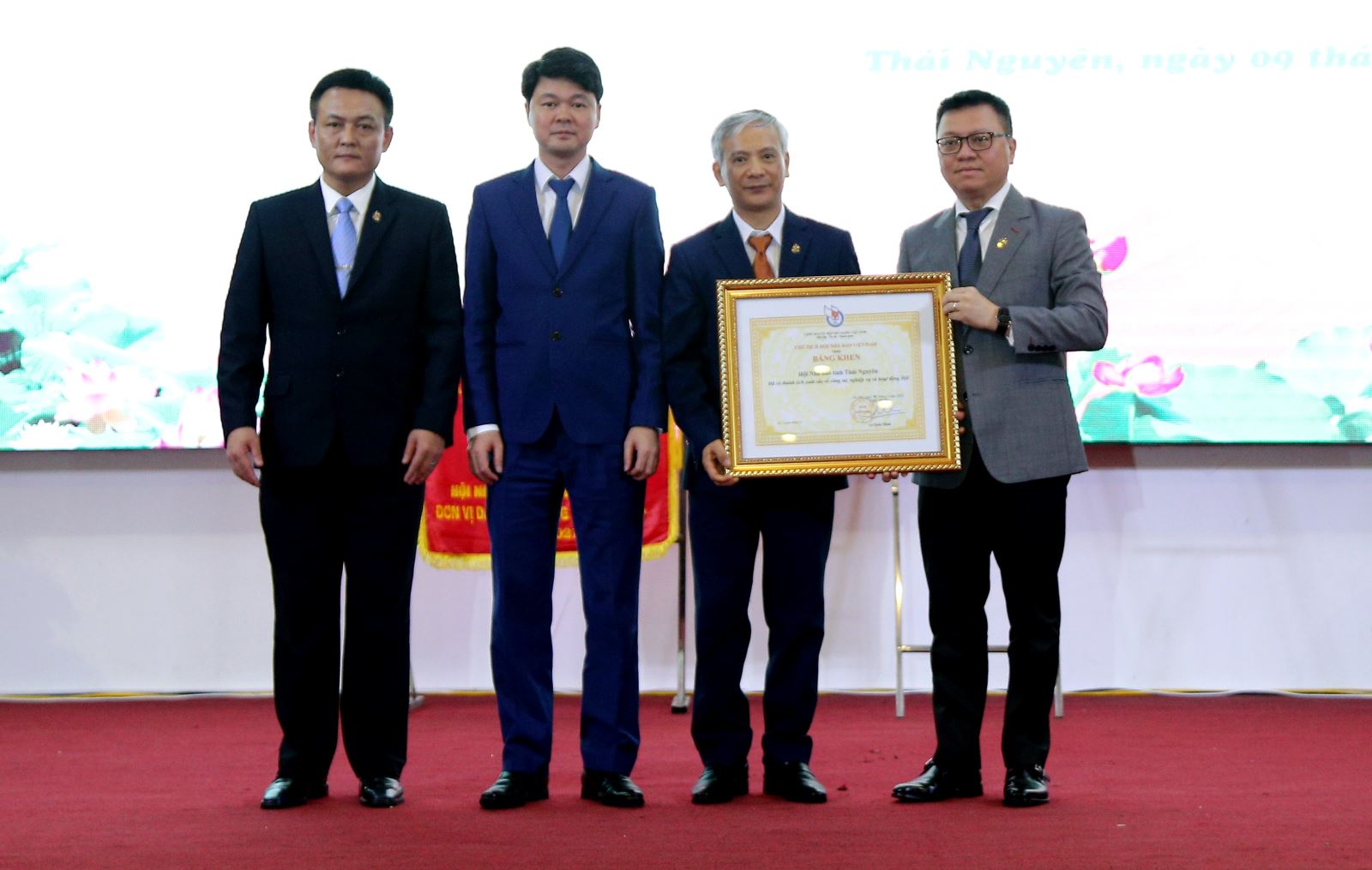 Đồng chí Lê Quốc Minh trao Bằng khen của Hội Nhà báo Việt Nam tặng Hội Nhà báo tỉnh.