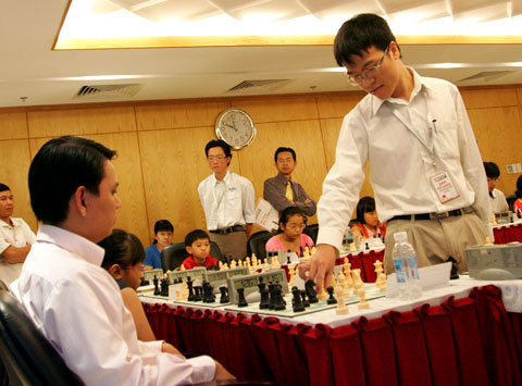 Quang Li&ecirc;m đ&ocirc;i l&uacute;c cũng gặp những nước cờ kh&oacute; nhưng. Ảnh: An Nhơn.