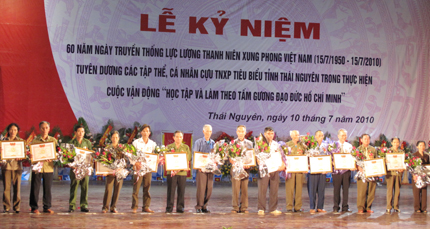 C&aacute;c c&aacute; nh&acirc;n cựu TNXP c&oacute; th&agrave;nh t&iacute;ch xuất sắc được nhận Bằng khen của Trung ương Hội Cựu TNXP Việt nam (Ảnh: Việt Hoa)