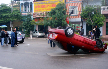 Lật xe do không làm chủ tốc độ