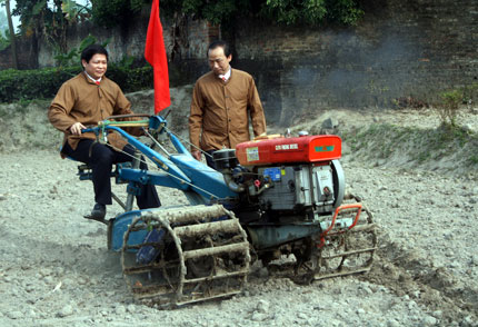 Đồng ch&iacute; Phạm Xu&acirc;n Đương v&agrave; l&atilde;nh đạo huyện Phổ Y&ecirc;n đi đường cầy đầu ti&ecirc;n mở đầu cho một năm sản xuất n&ocirc;ng nghiệp của b&agrave; con n&ocirc;ng d&acirc;n.