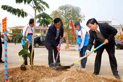 Đồng ch&iacute; Đặng Viết Thuần, l&atilde;nh đạo huyện Phổ Y&ecirc;n v&agrave; học sinh Trường THPT Phổ Y&ecirc;n tham gia hưởng ứng Tết trồng c&acirc;y.