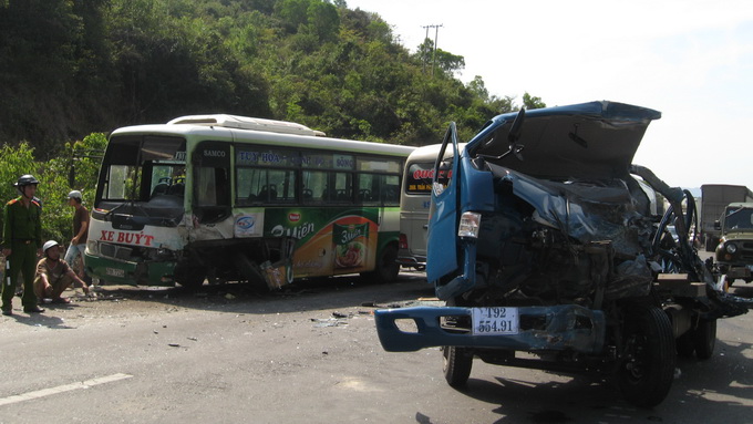 Xe tải và xe buýt đấu đầu, 4 người thương vong