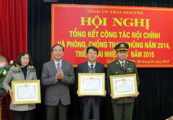 Tặng thưởng 6 tập thể, 14 cá nhân có thành tích