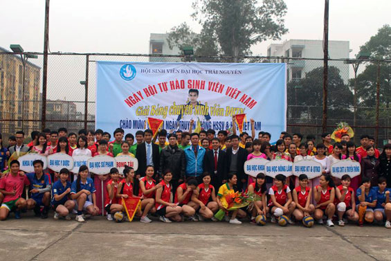 Trên 200 vận động viên tham gia Giải bóng chuyền sinh viên 2015