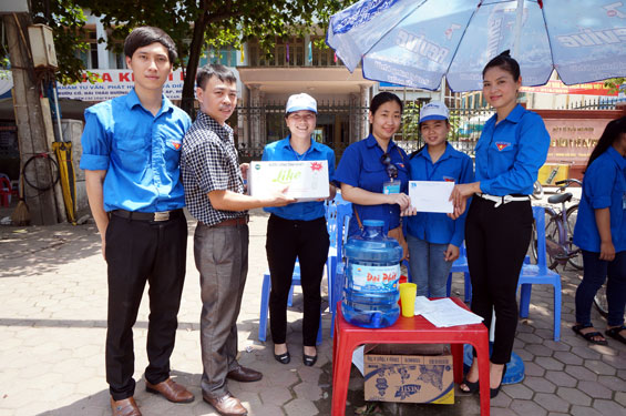 Thăm, tặng quà tình nguyện viên “Tiếp sức mùa thi”