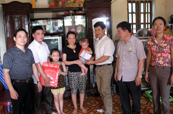 Tặng quà cho người lao động nhân Tháng công nhân